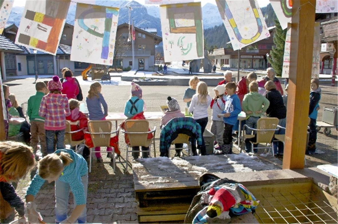 Verkauf auf dem sonnigen Kronenplatz: Die KäuferInnen stehen beim Buchstaben ihr...