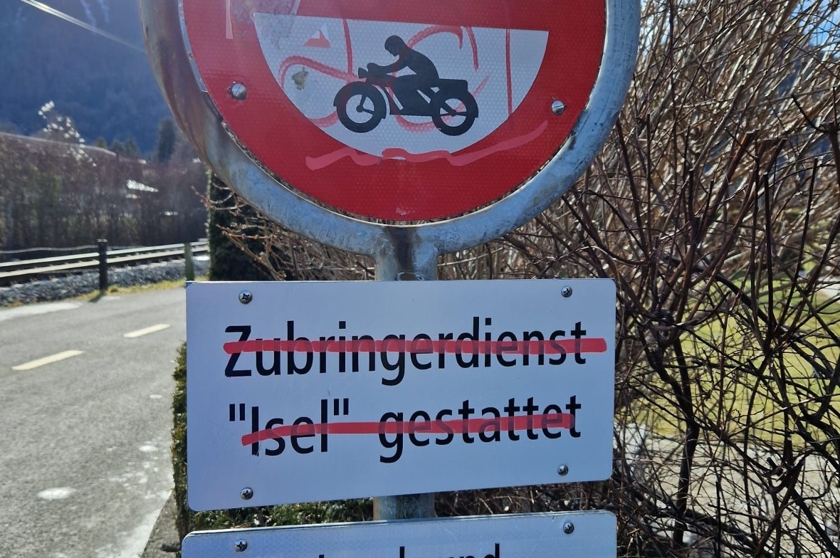 Verkehrszeichen und Einrichtungen der Schulanlage Chrümig wurden beschädigt.