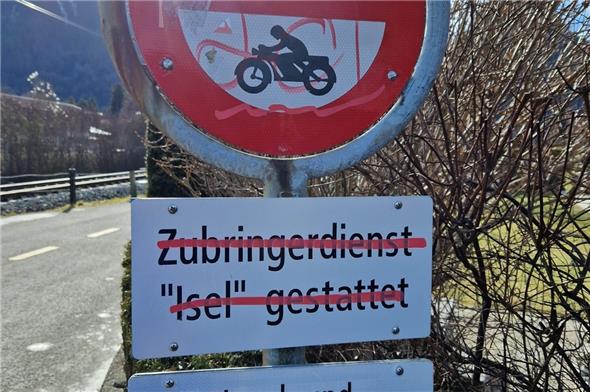 Verkehrszeichen und Einrichtungen der Schulanlage Chrümig wurden beschädigt.