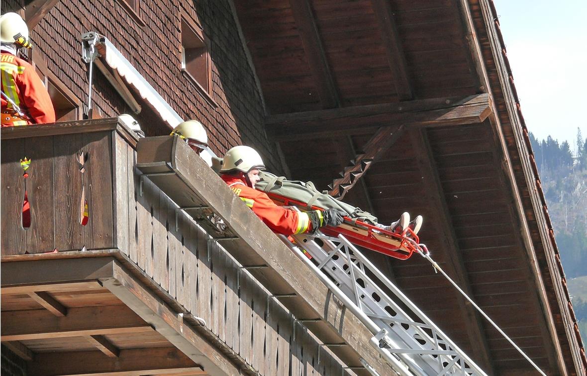 Verletzte Personen wurden mit dem Rettungsbrett über die Leiter gerettet.