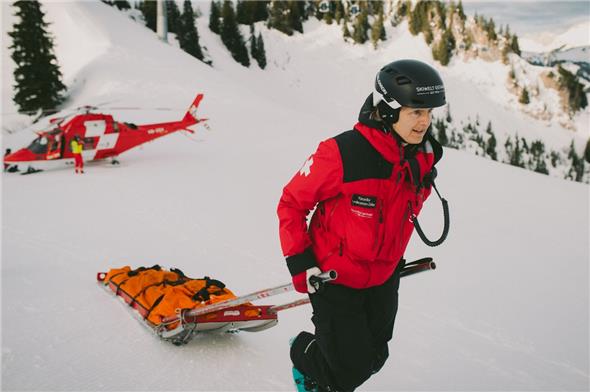 Veronika Zumbrunnen-Zeller mit dem Rettungsschlitten rasch unterwegs zur Unfallstelle...
