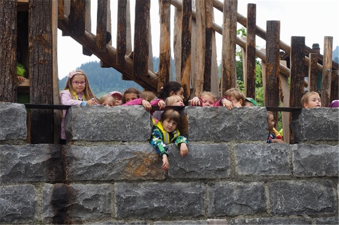 Versammlung der Kinder auf der Burg. Zur offiziellen Einweihung dürfen gleich al...