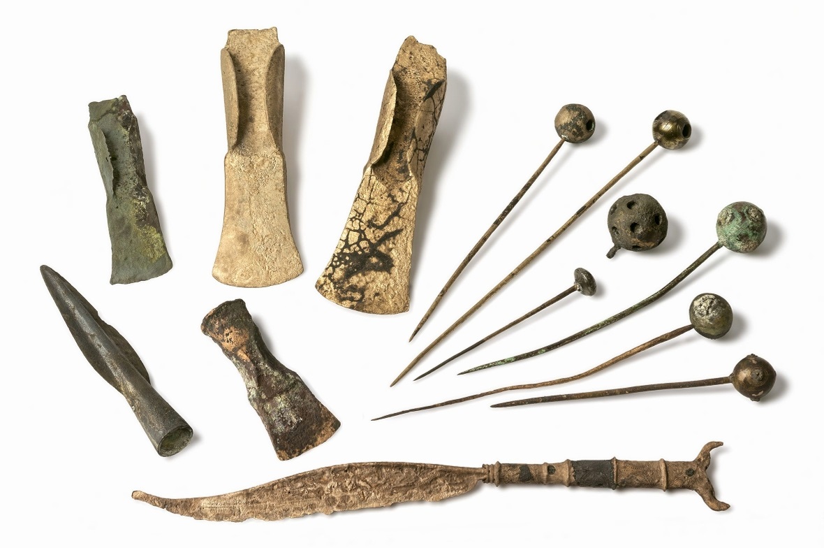 Verschiedene Bronzeobjekte aus der Fundstelle Thun, Schadau.