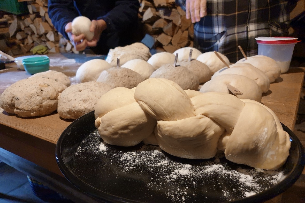 Verschiedene Teige wurden im Ofenhaus zu Broten vorgeformt.