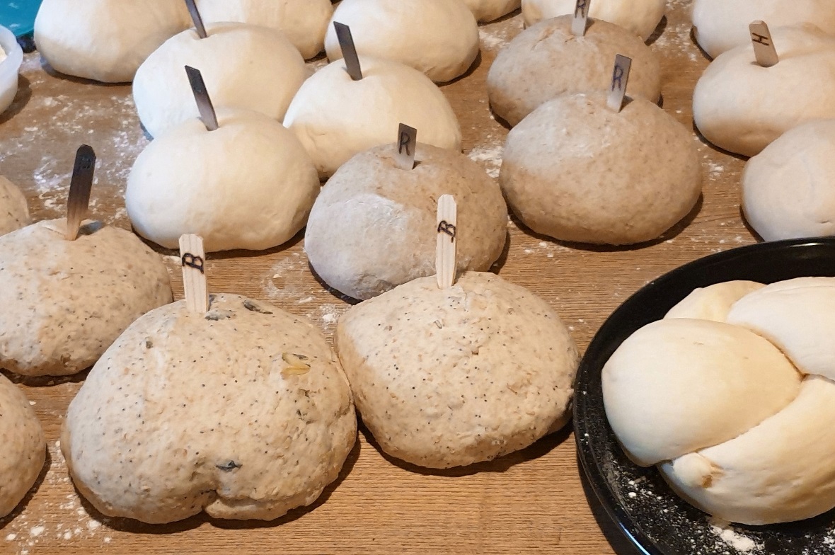 Verschiedene Teige wurden im Ofenhaus zu Broten vorgeformt.