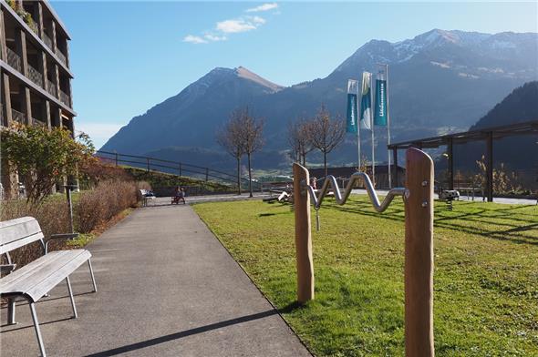Verschiedene neue Spielstationen auf der Terrasse beim Restaurant Schlemmerei mit Blick auf den Niesen.