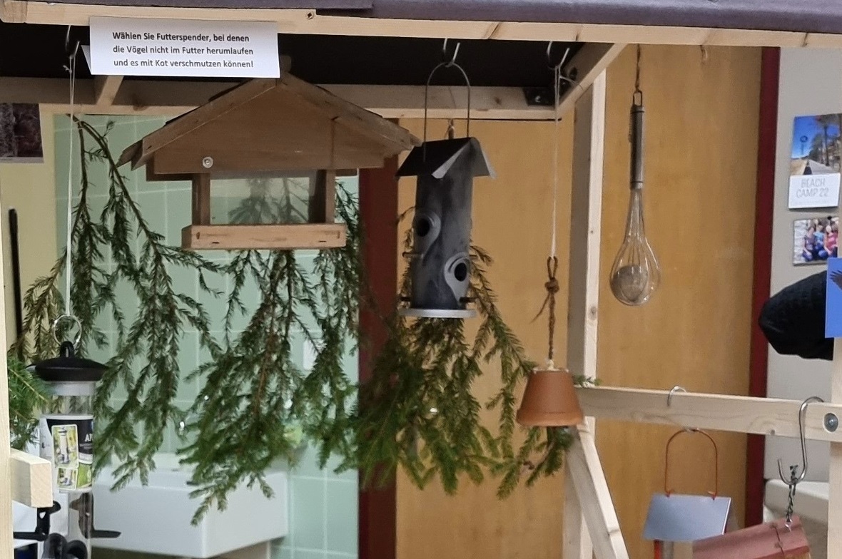 Verschiedenste geeignete und weniger geeignete Futterspender.