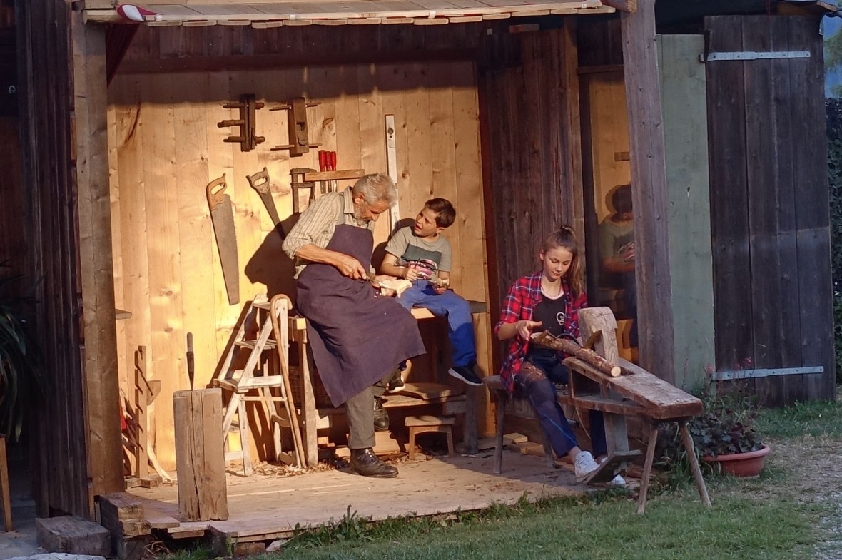 Vertraute Gespräche beim Schnitzen in der «Boutique»:  Der Grossvater (Autor Man...