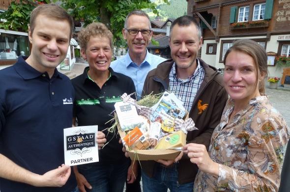 Vertreter der Arbeitsgruppe «Vielfalt / Gewerbe» vom Vereins Gstaad 2020plus – es fehlt Projektleiter Reto Tschannen: Mike Schopfer, Betriebsleiter der Molkerei Saanen – erster Partner des Labels, Heidi Schopfer, Vertreterin der Landwirtschaft, Richard Müller, Initiator, Eric Oehrli, Mitinitiator und Gewerbetreibender, Claudia von Siebenthal Fust, Gewerbetreibende