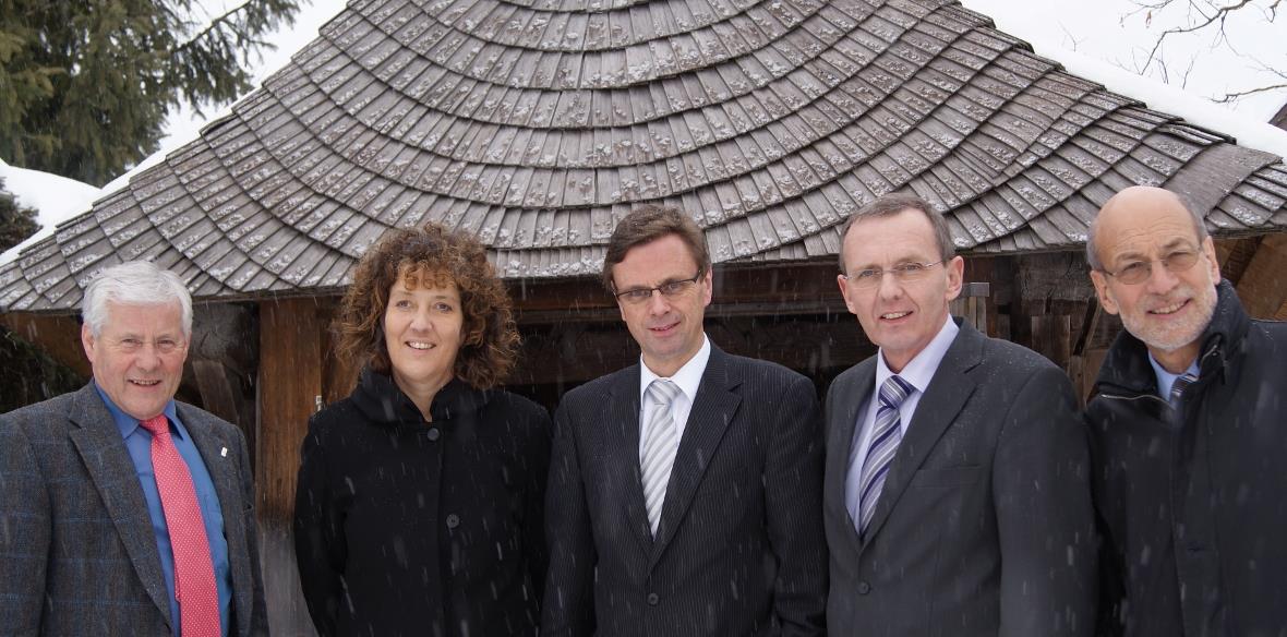 Berner Regierung trat zu dritt in Zweisimmen an Vertreter der Berner Regierung liessen im Beinhaus von Zweisimmen sich über die Sorgen der «Siebenthaler» informieren. Eingefädelt hatte die Aussprache FDP-Grossrat Hans-Jörg Pfister (ganz links). Die Regierung war vertreten durch Regierungsrätin Barbara Egger (Bau-, Verkehrs- und Energiedirektion), Regierungspräsident Hans-Jörg Käser,(Justiz- und Polizeidirektor), Regierungsrat Philippe Perrenoud (Gesundheitsdirektion) und durch Staatsschreiber Dr. Kurt Nuspliger und weiteren kantonalen ChefbeamtInnen.