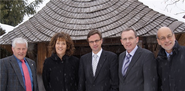 Vertreter der Berner Regierung liessen im Beinhaus von Zweisimmen sich über die Sorgen der «Siebenthaler» informieren. Eingefädelt hatte die Aussprache FDP-Grossrat Hans-Jörg Pfister (ganz links). Die Regierung war vertreten durch Regierungsrätin Barbara Egger (Bau-, Verkehrs- und Energiedirektion), Regierungspräsident Hans-Jörg Käser,(Justiz- und Polizeidirektor), Regierungsrat Philippe Perrenoud (Gesundheitsdirektion) und durch Staatsschreiber Dr. Kurt Nuspliger und weiteren kantonalen ChefbeamtInnen.