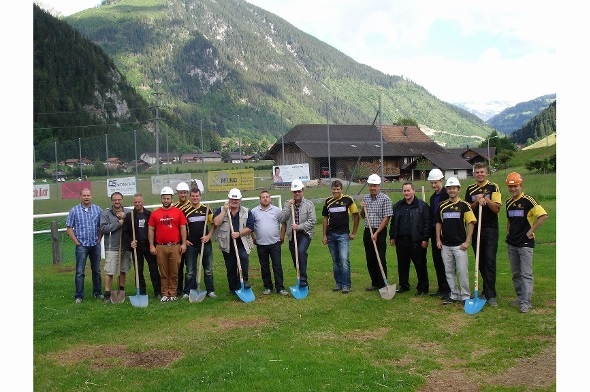 Vertreter der Gemeindebehörden aus dem Obersimmental und die Vorstandsmitglieder des FCO beim Spatenstich.