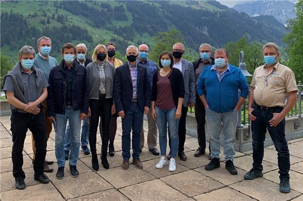 Verwaltungsrat und -Delegierte anlässlich der GV von Lenk-Simmental Tourismus: Martin Läuchli (Lenk), Oliver Zolin, Andreas Mösle, Oswald Kunz (Gast), Veronika Zumbrunnen (St. Stephan), Vreni Bühler (Erlenbach), Direktor Albert Kruker, Michael Künzi, Katja von Känel (Weissenburg-Därstetten), Präsident Hansjörg Schneider, Gian Coray, Adrian Riesen (Boltigen-Jaunpass), Hans Ast (Oberwil).