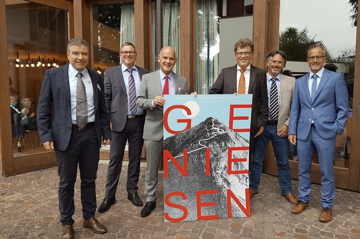Verwaltungsrat und Geschäftsführer mit dem Plakat von Clara Ibach (von links): Urs Wohler, Geschäftsführer, Marc Allenbach, Verwaltungsrat, Dr. Daniel Fischer, Verwaltungsratspräsident, Martin Andres, Vizepräsident, Philipp Näpflin, Verwaltungsrat, Hans Martin Hadorn, Verwaltungsrat.