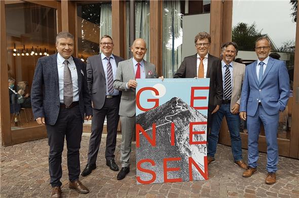 Verwaltungsrat und Geschäftsführer mit dem Plakat von Clara Ibach (von links): Urs Wohler, Geschäftsführer, Marc Allenbach, Verwaltungsrat, Dr. Daniel Fischer, Verwaltungsratspräsident, Martin Andres, Vizepräsident, Philipp Näpflin, Verwaltungsrat, Hans Martin Hadorn, Verwaltungsrat.