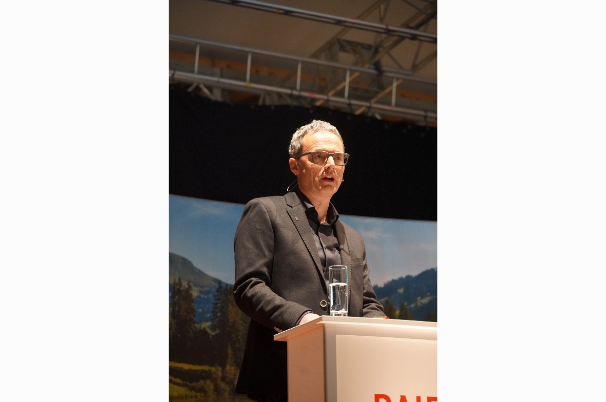 Verwaltungsratspräsident Christoph Däpp begrüsste die Genossenschafterinnen und ...