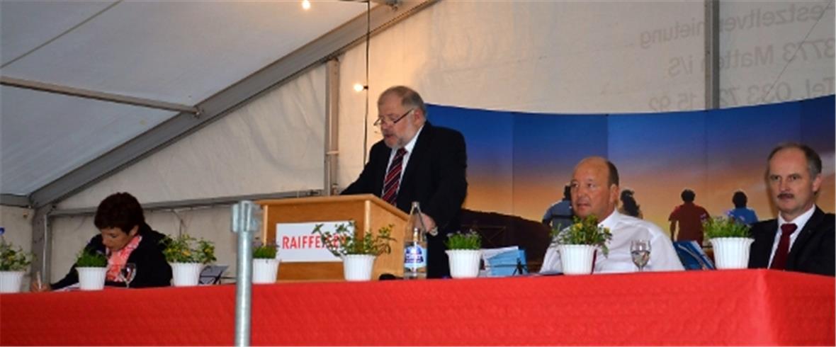 Verwaltungsratspräsident Hansjörg Dietrich und Toni Matti, Vorsitzender der Bankleitung, präsentierten den Raiffeisen Genossenschaftern einen erfolgreichen Jahresabschluss. Revisor Andreas Aebersold (rechts) stellt der Bank ein gutes Zeugnis aus und Käthi Bühler, links macht ihre Protokollnotizen.