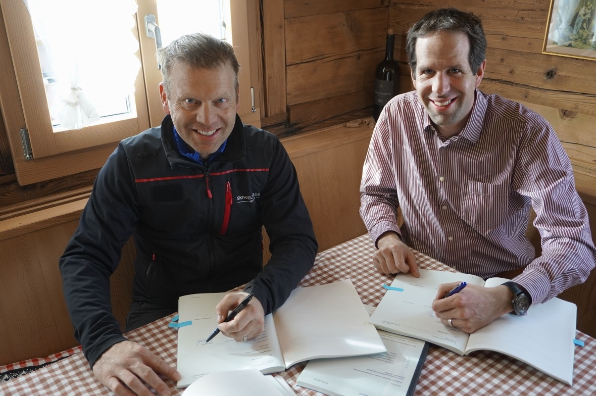 Verwaltungsratspräsident Jan Brand und Geschäftsführer Matthias in-Albon bei der Unterzeichnung der Verträge mit dem Seilbahnhersteller Leitner/Bartholet.