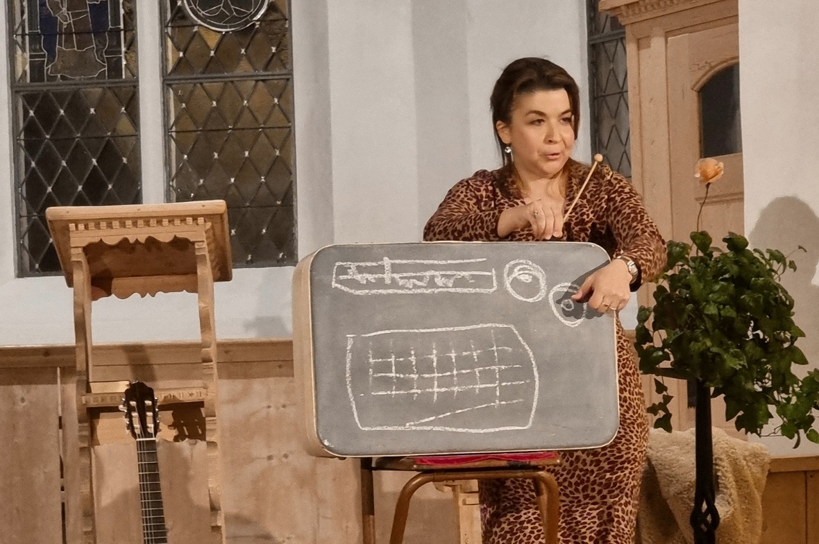 Vicky Papailiou versuchte, den Radio auf Musiksendung einzustellen.