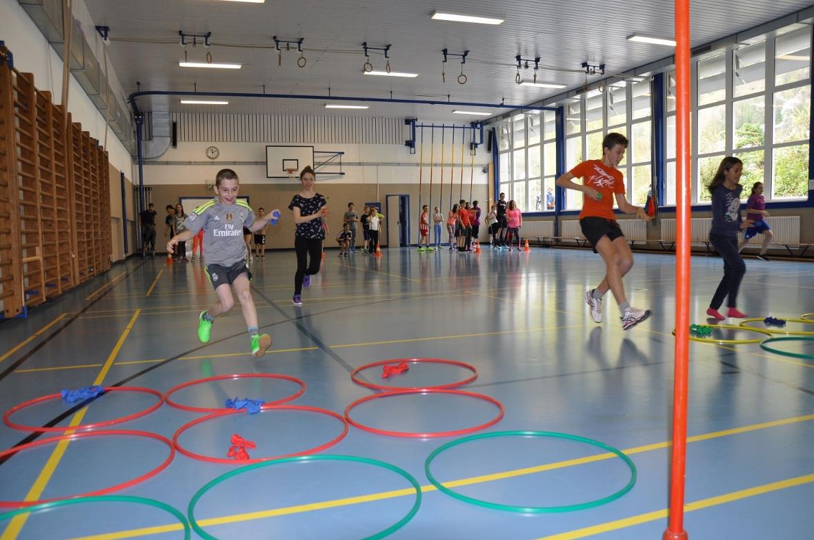 Viel Action in der Sporthalle beim Tic-Tac-Toe spielen mit den Brieffreunden.