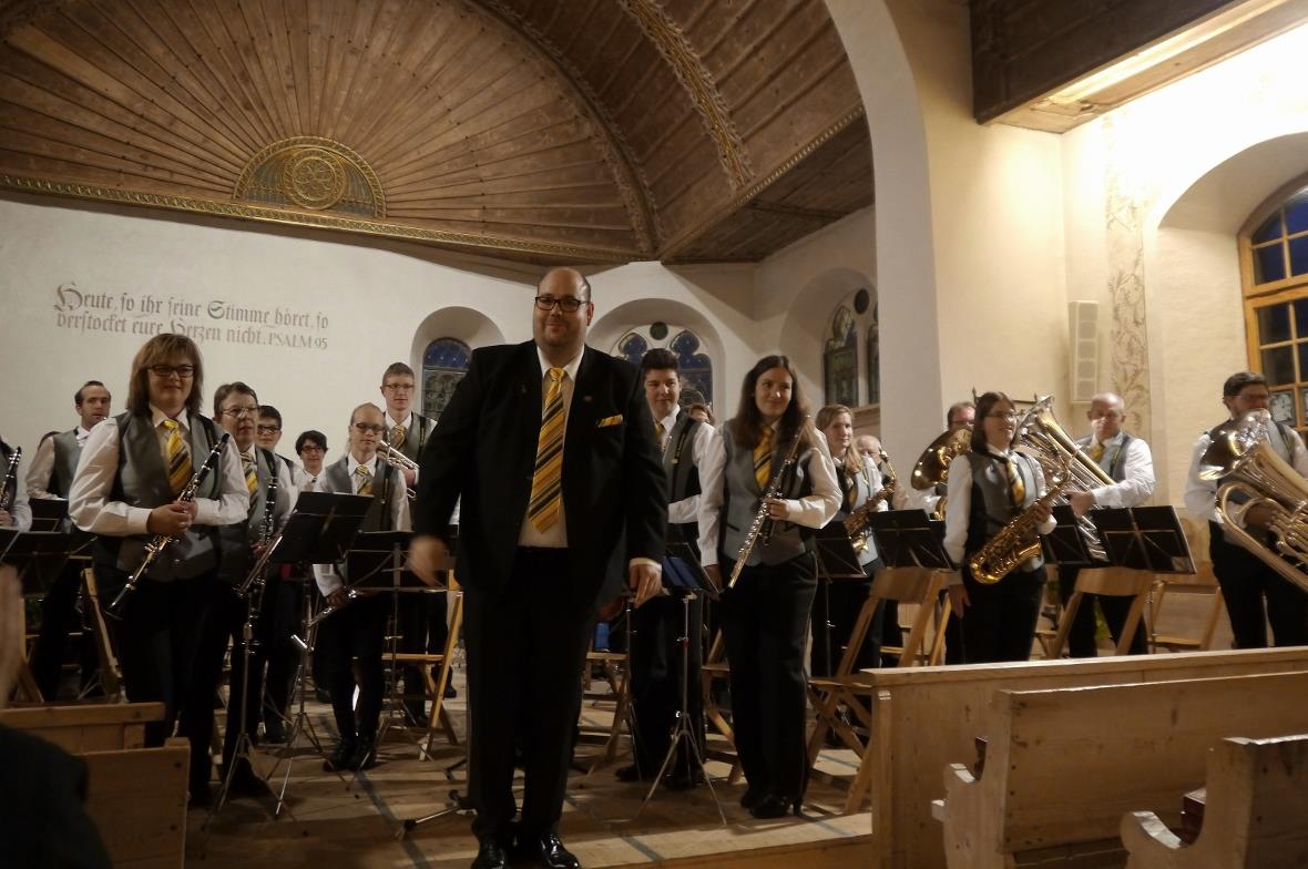 Viel Applaus für eine tolle Darbietung: Die Musikgesellschaft Zweisimmen mit ihrem Dirigenten Hanspeter Janzi.