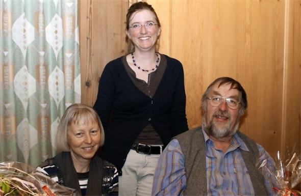 Viel Glück! Präsidentin Elisabeth Wittwer-Knutti (Mitte) kann nichts ändern an den Tatsachen: Dori Wenger, Längenbühl und Peter Lörtscher, Oberwil beenden aus verständlichen Gründen ihre musikalische Laufbahn in der MGO.