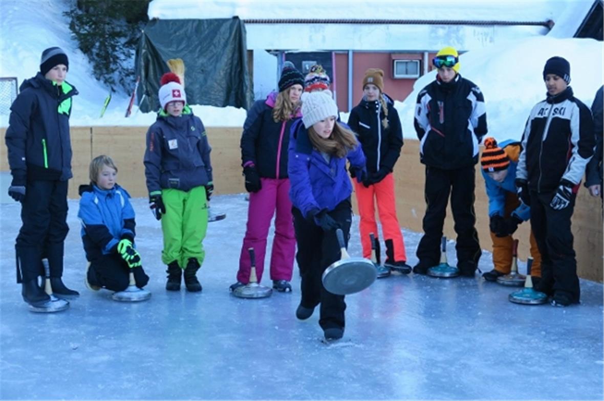 Viel Spannung beim Eisstockschiessen.