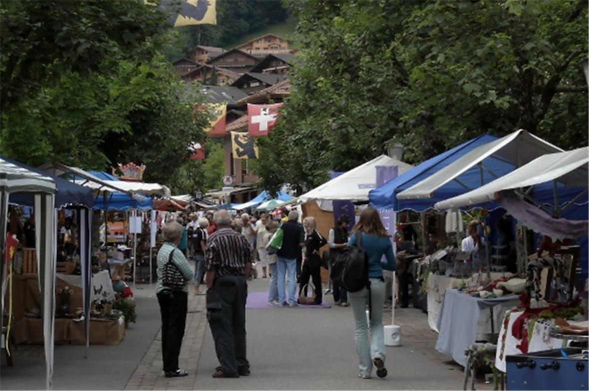 Viele Besucher beim Sommermärit am Samstag an der Bahnhofstrasse Zweisimmen.