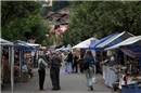 Viele Besucher beim Sommermärit am Samstag an der Bahnhofstrasse Zweisimmen.