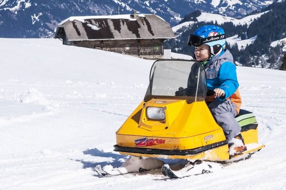 Viele Besucher, darunter zahlreiche Kinder, machten vom Angebot gebrauch, Schneetöff zu fahren.