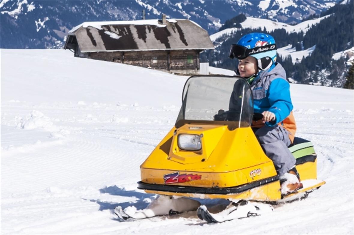 Viele Besucher, darunter zahlreiche Kinder, machten vom Angebot gebrauch, Schnee...