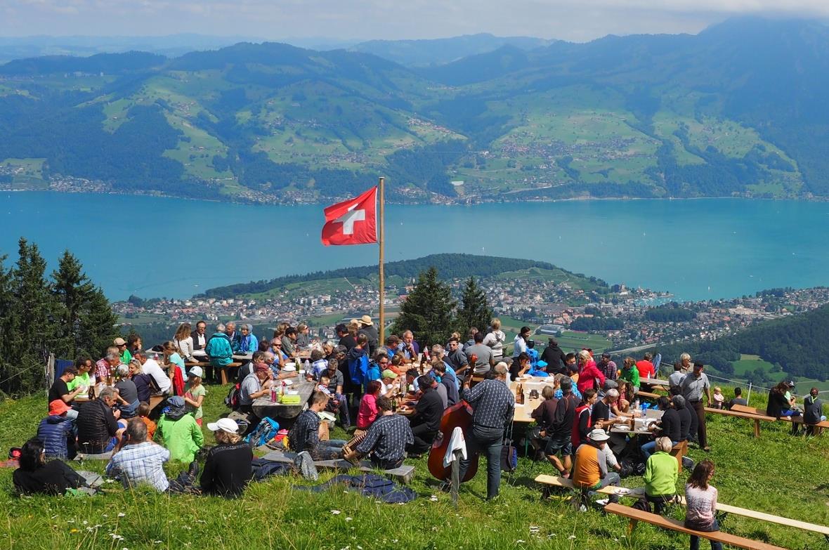 Viele Besucher wanderten am Sonntag aufs Ahorni zum Jubiläumsdorfet.