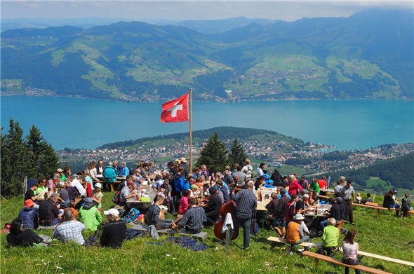 Viele Besucher wanderten am Sonntag aufs Ahorni zum Jubiläumsdorfet.