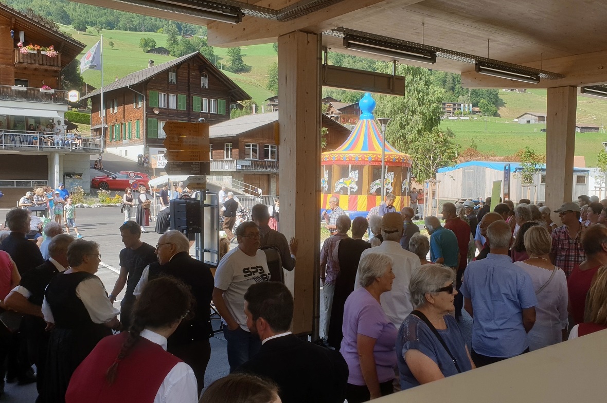 Viele Besucherinnen und Besucher von nah und fern sind vor Ort.