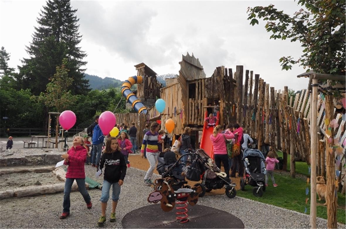 Viele Familien waren bei der Einweihung dabei.