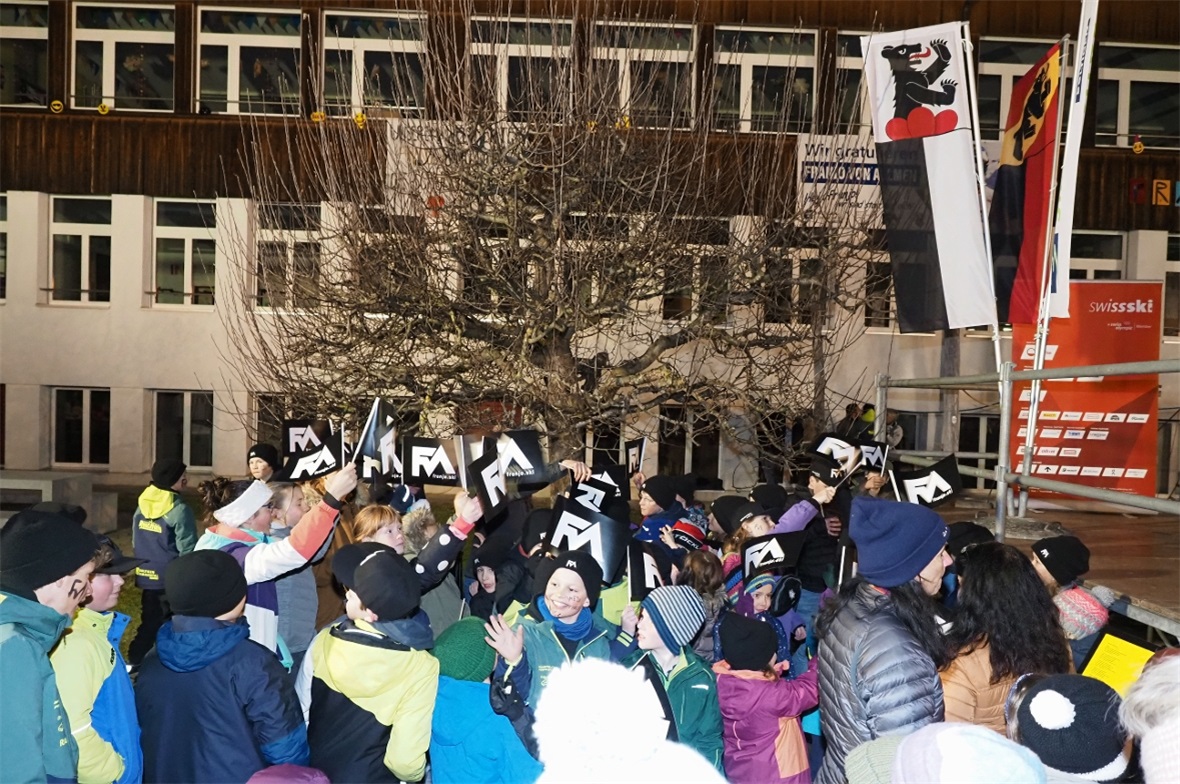 Viele Franjo Fahnen wehen im Publikum.