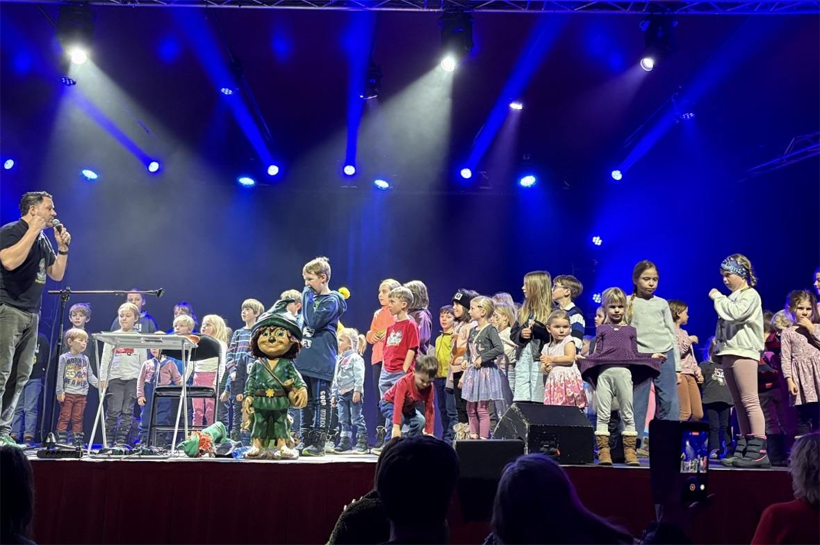 Viele Kinder freuten sich mit Simon durch den Wald zu wandern.