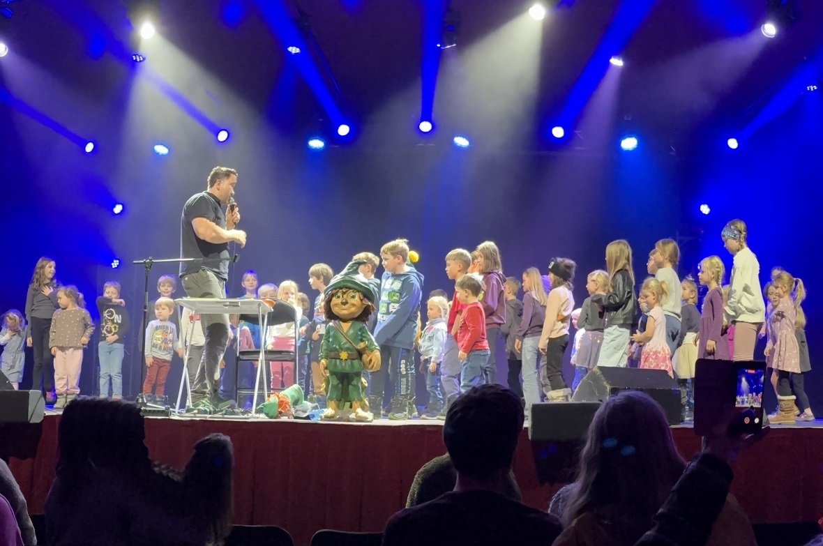 Viele Kinder freuten sich mit Simon durch den Wald zu wandern.