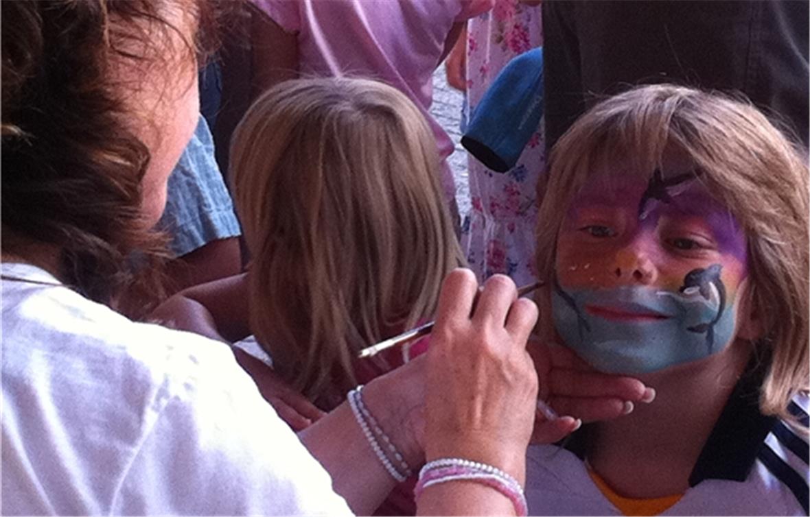1. August-Feier an der Lenk Viele Kinder tummelten sich nach dem Schminken auf dem Platz.