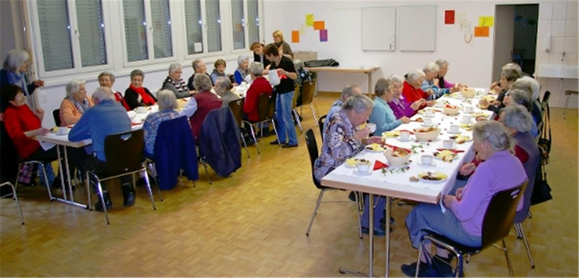 Viele Senioren liessen sich aus den Häusern locken und die beiden Tische füllten sich.