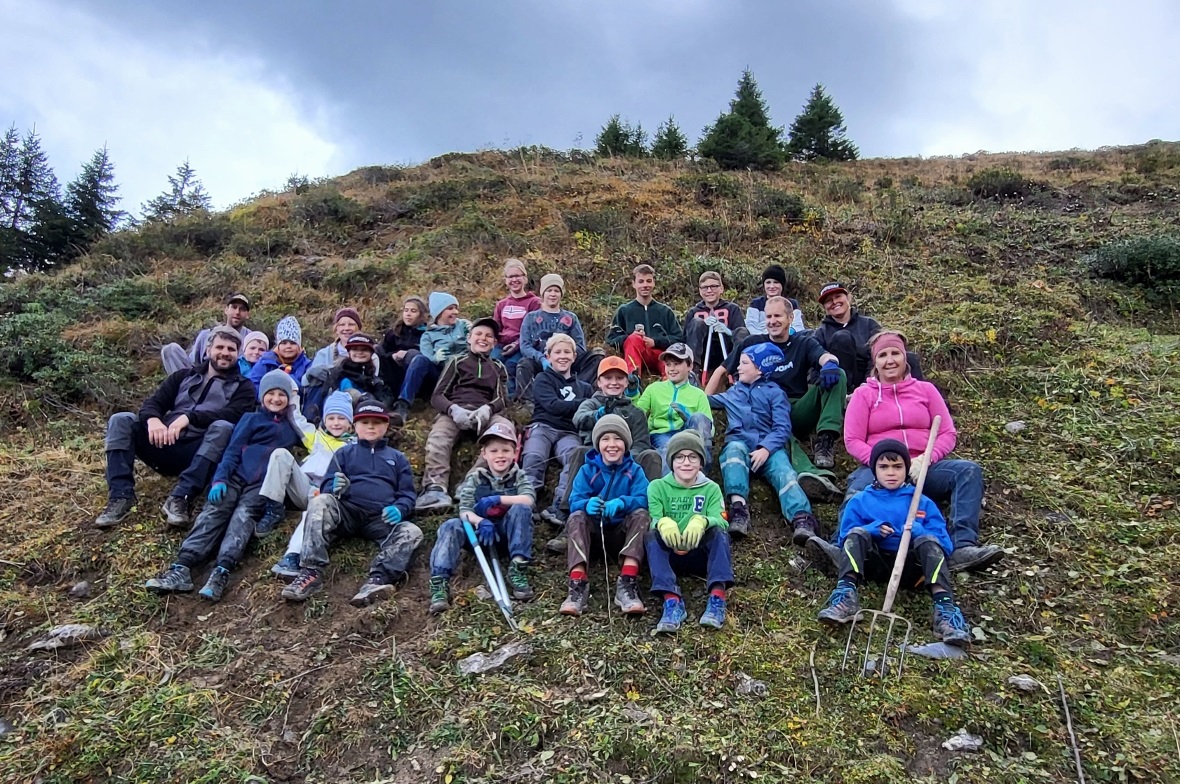 Viele fleissige Hände der JO Alpin Zweisimmen pflegten Berg und Pisten am Rinderberg.