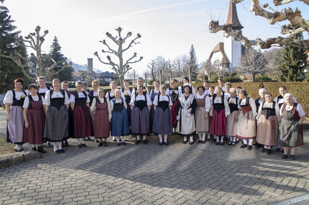 Viele kamen in der Tracht, wie es gewünscht wurde. Zum Schluss versammelten sich...