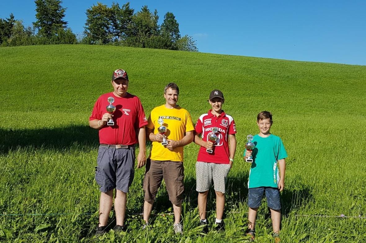 Vier Fahrer vom Team Simmental (v.l.): Simon Aellig, Beat Zeller, Kimi Kammer und Joel Mani.