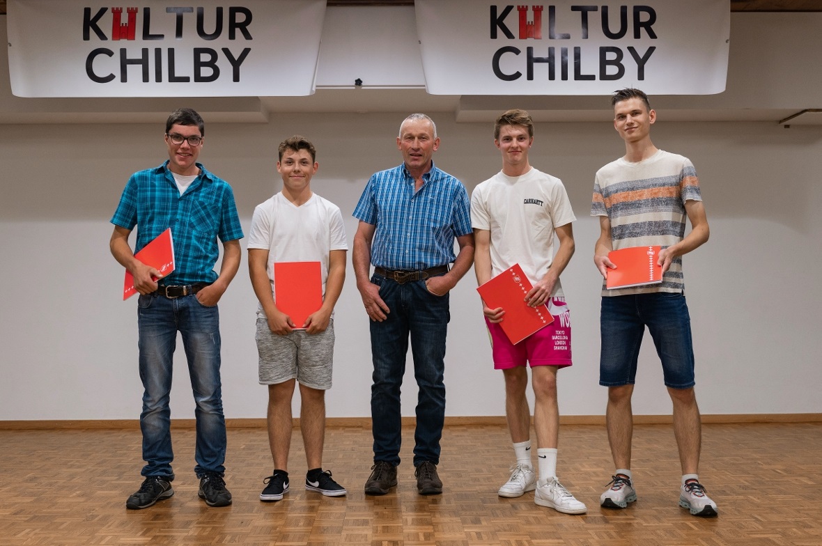 Vier Jungbürger fanden den Weg zur KulturChilby und konnten ihre Bürgerbriefe vo...