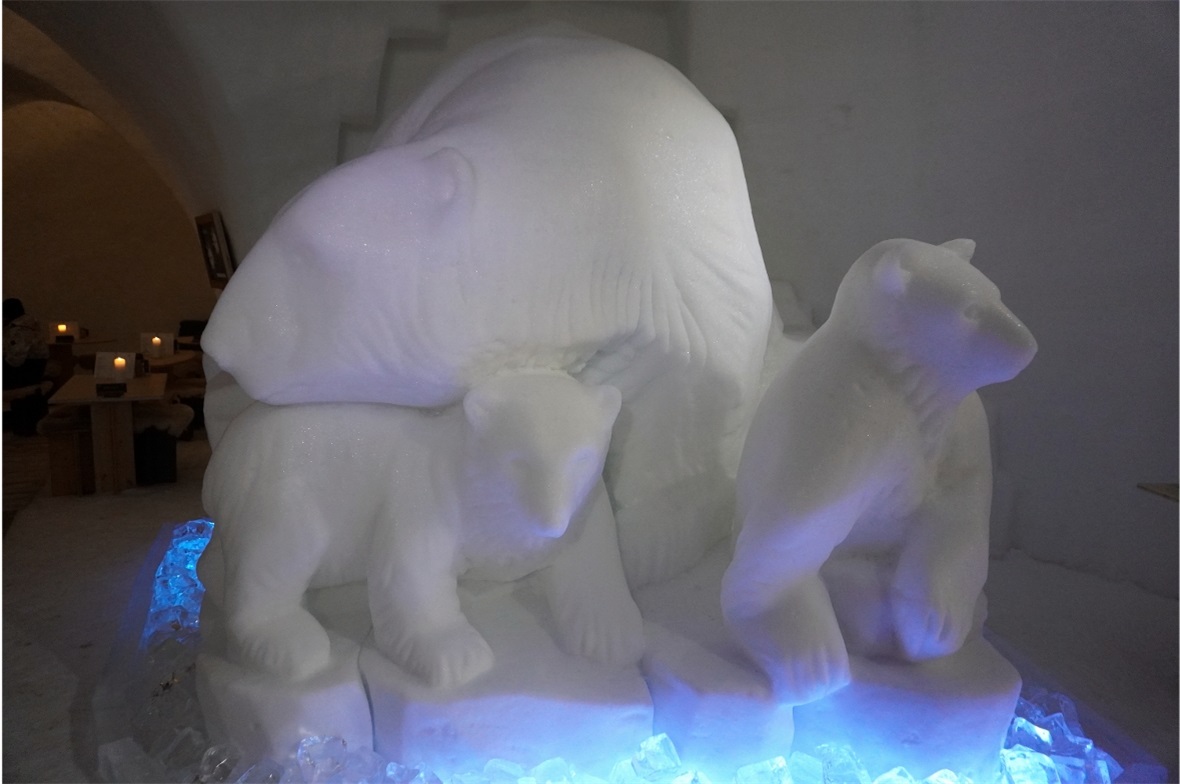 Vier Künstlerinnen und Künstler verschönerten das Iglu mit ihren Schneeskulpture...