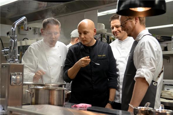 Vier Spitzenköche kreierten in der Lenkerhof-Küche ein 8-Hand-Galadîner (von links): Urs Gschwend (Les Trois Rois Basel), Küchenchef Stefan Lünse, Andreas Haseloh (Bürgenstock Hotels & Resort) sowie Lenkerhof-Sous Chef Karl Borrmann.