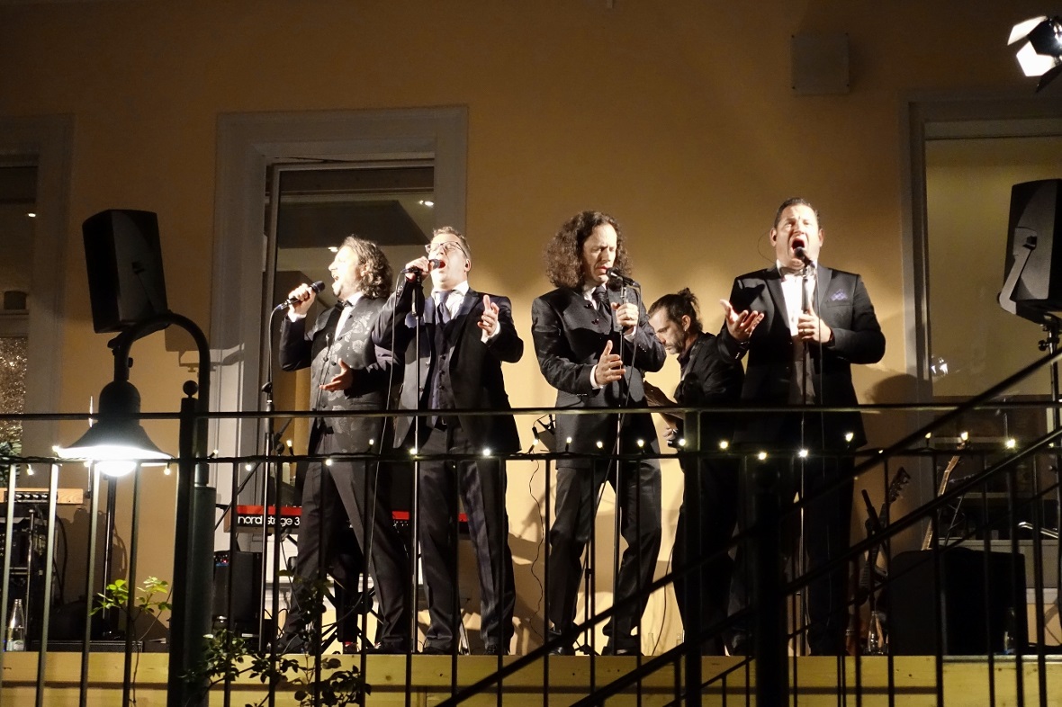 Vier Tenöre und zwei Musiker reichen aus, um eine grossartige Stimmung aufkommen...