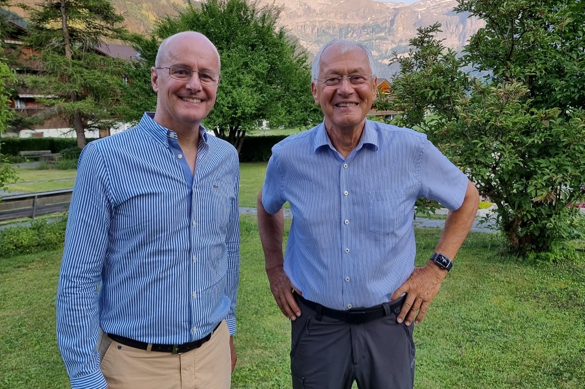 Vincent Studer von der Stiftung Kulturförderung Lenk (links) und Professor Christian Körner, der mit einem packenden Vortrag die Sommer-Universität eröffnete.