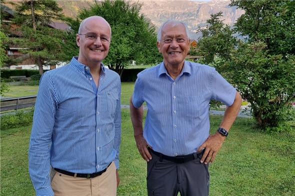 Vincent Studer von der Stiftung Kulturförderung Lenk (links) und Professor Christian Körner, der mit einem packenden Vortrag die Sommer-Universität eröffnete.