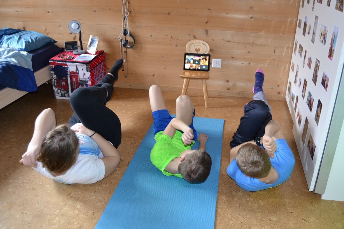 Virtuelles Training der Geräteturnriege Jugend des Turnvereins Zweisimmen. Auf d...